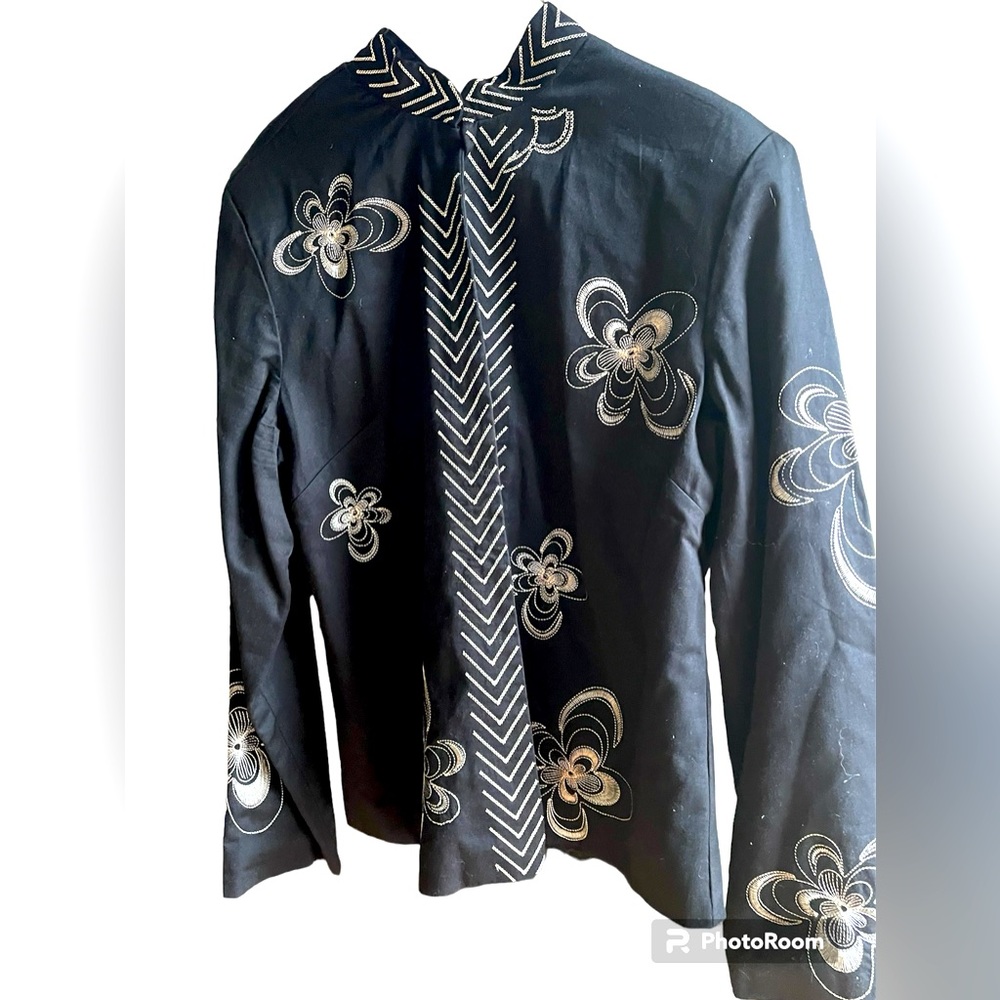 Toni B black TOP size XL women’s.Collared with detail in white.GREAT CONDITION